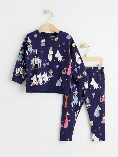 Back view of the sweatshirt and leggings set