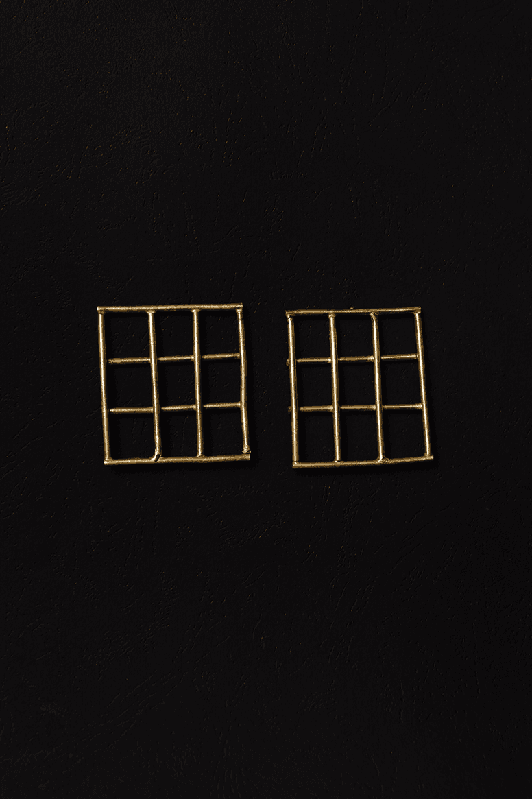 Grid earring detail