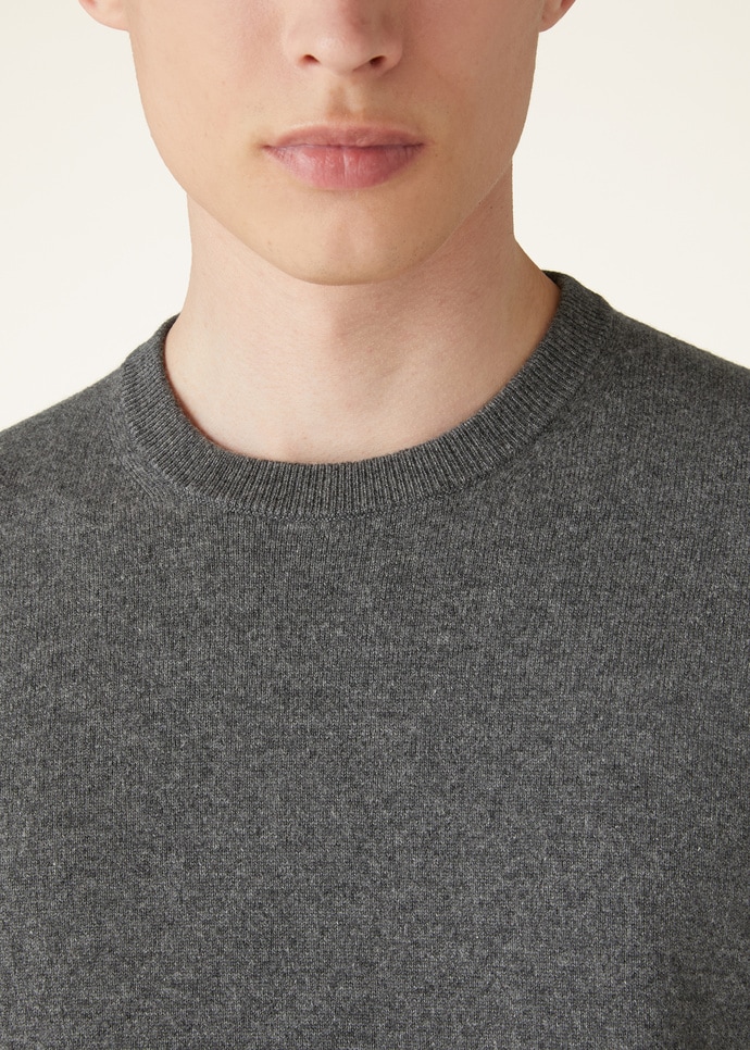 Model view of the ribbed neck and cuffs