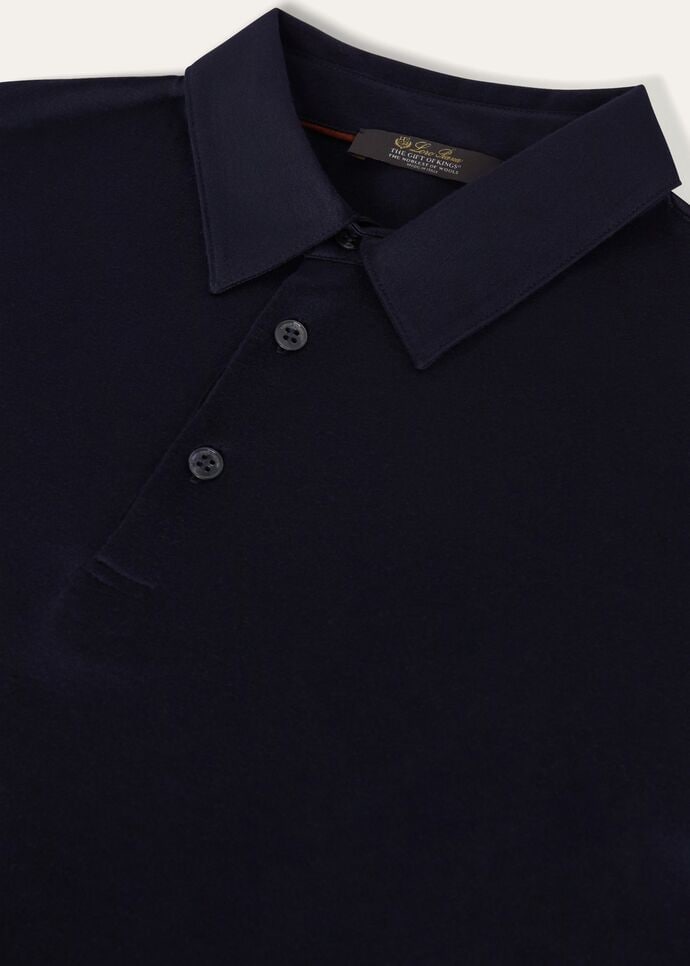 Collar and logo tab at the back neck