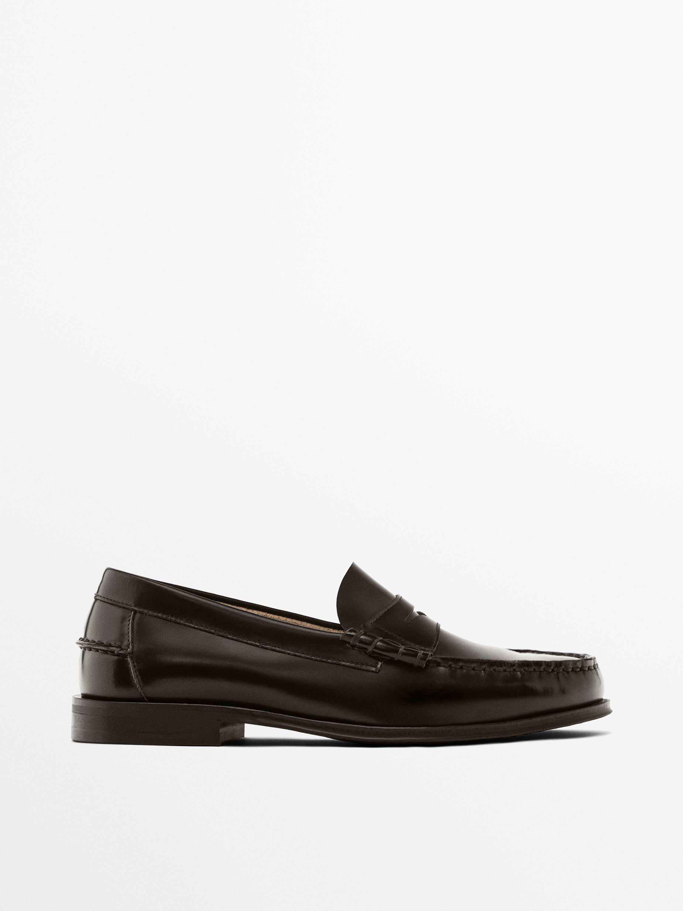 Another side profile showing the low stacked heel