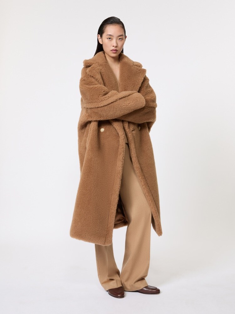Full-length coat in camel texture