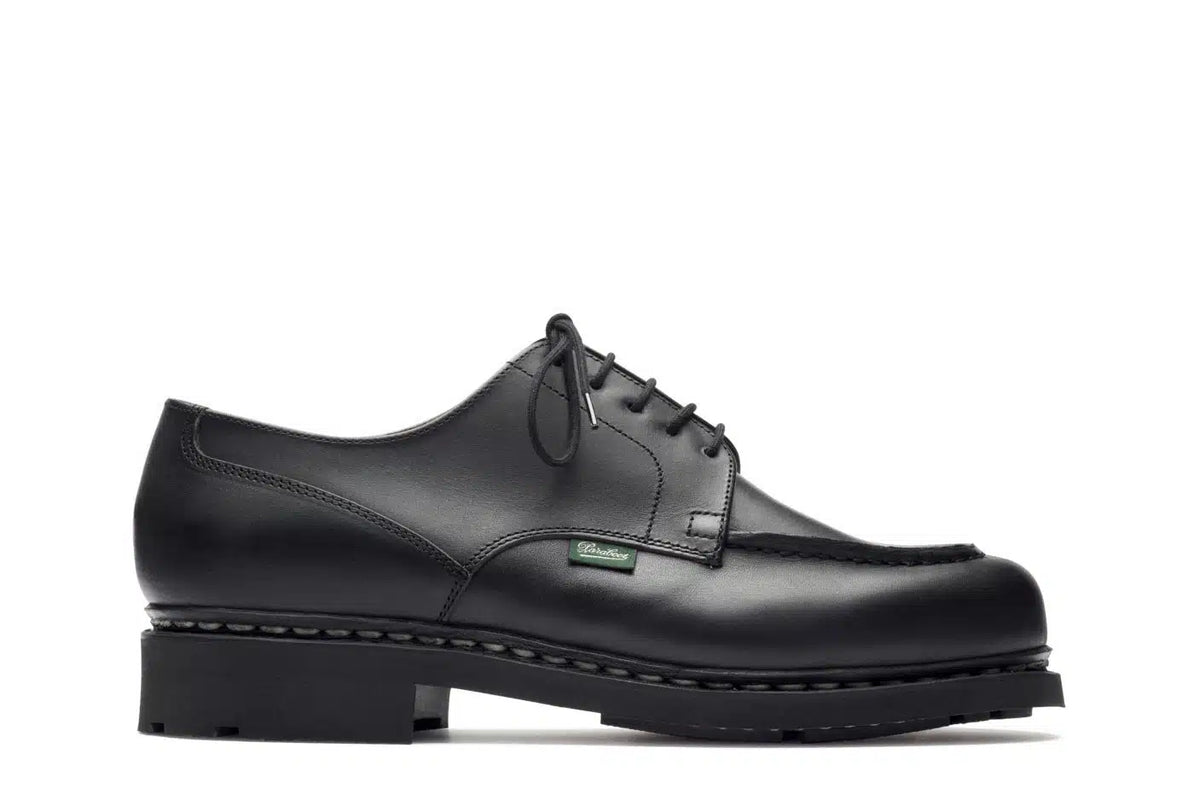 Secondary angle showing the rounded toe and apron seam.