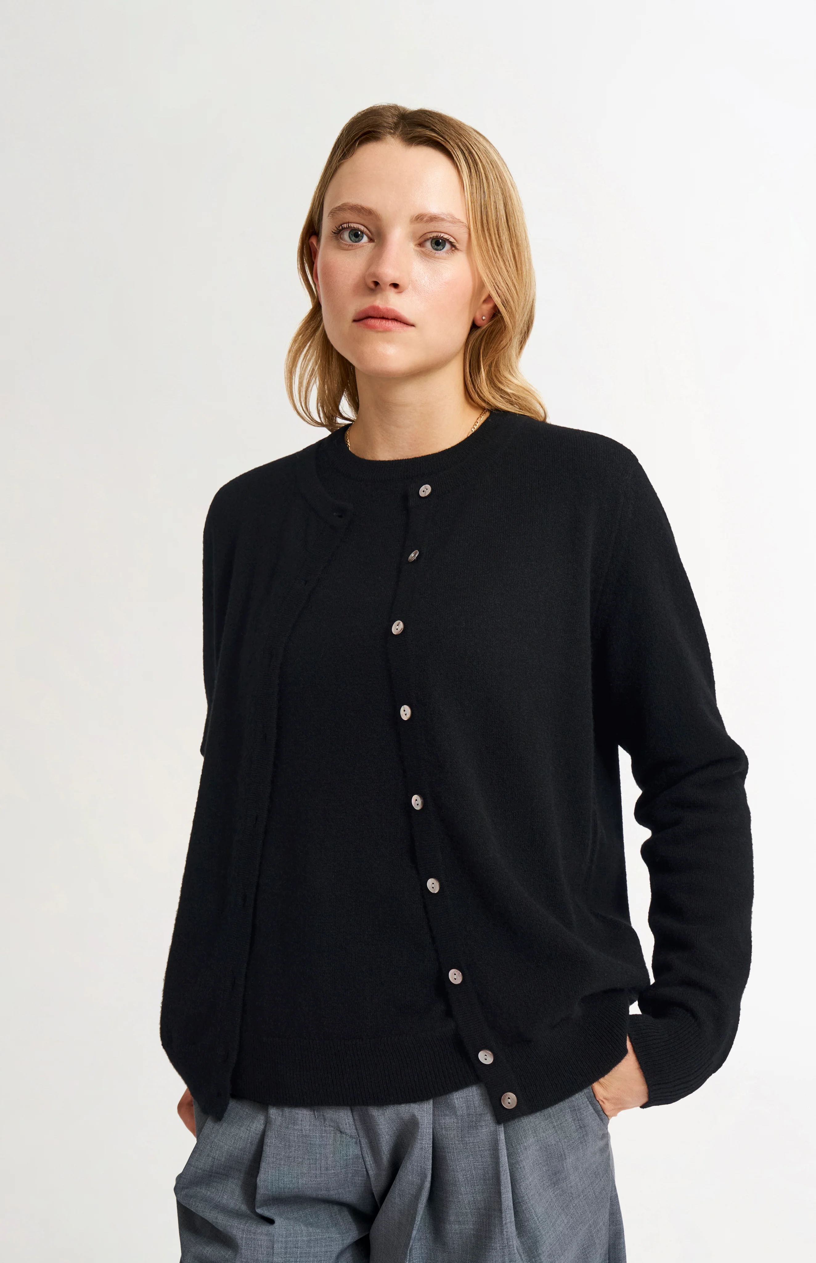 Womens Classic Round Neck Cashmere Cardigan In Black