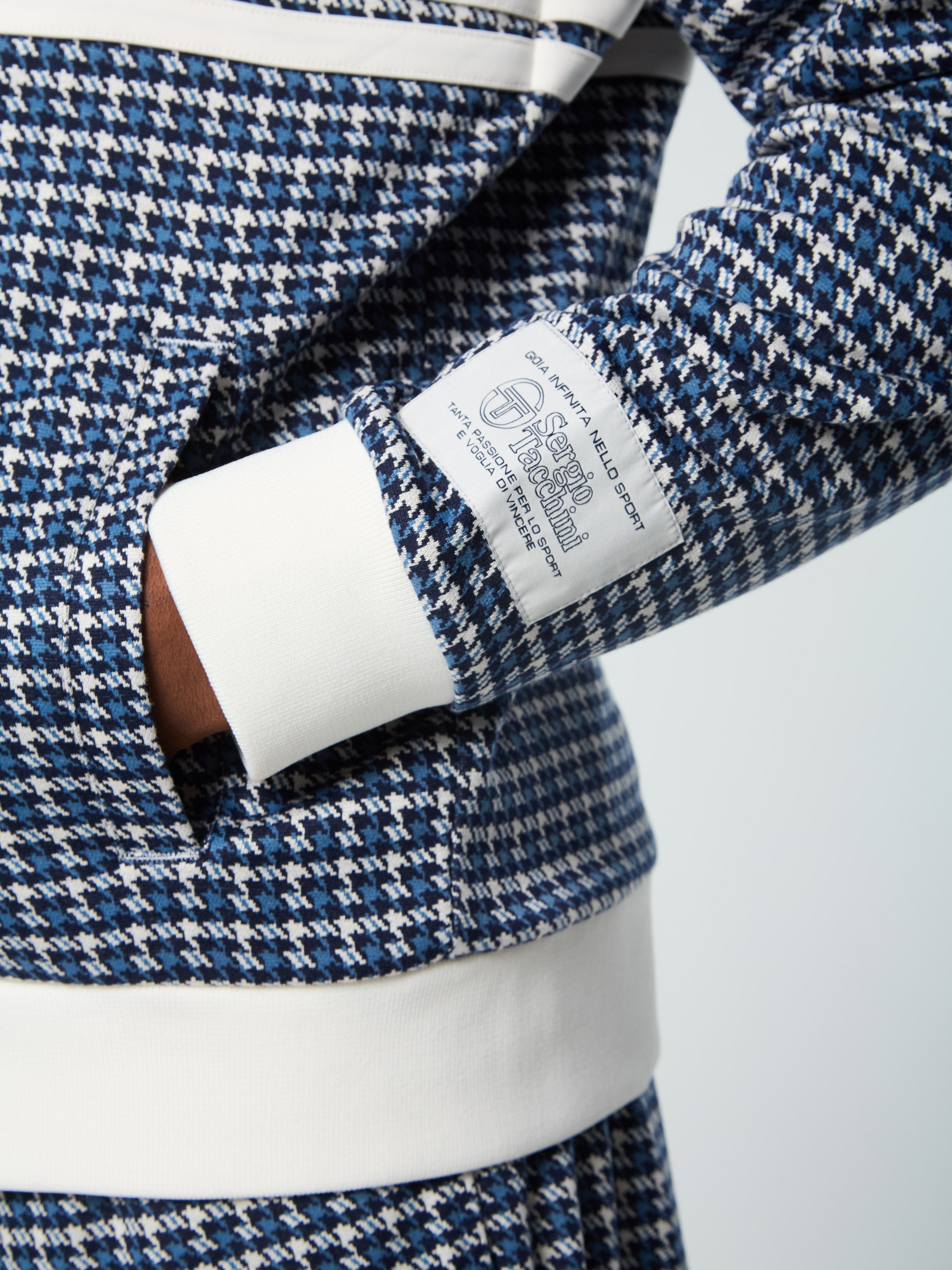 side stripe detail