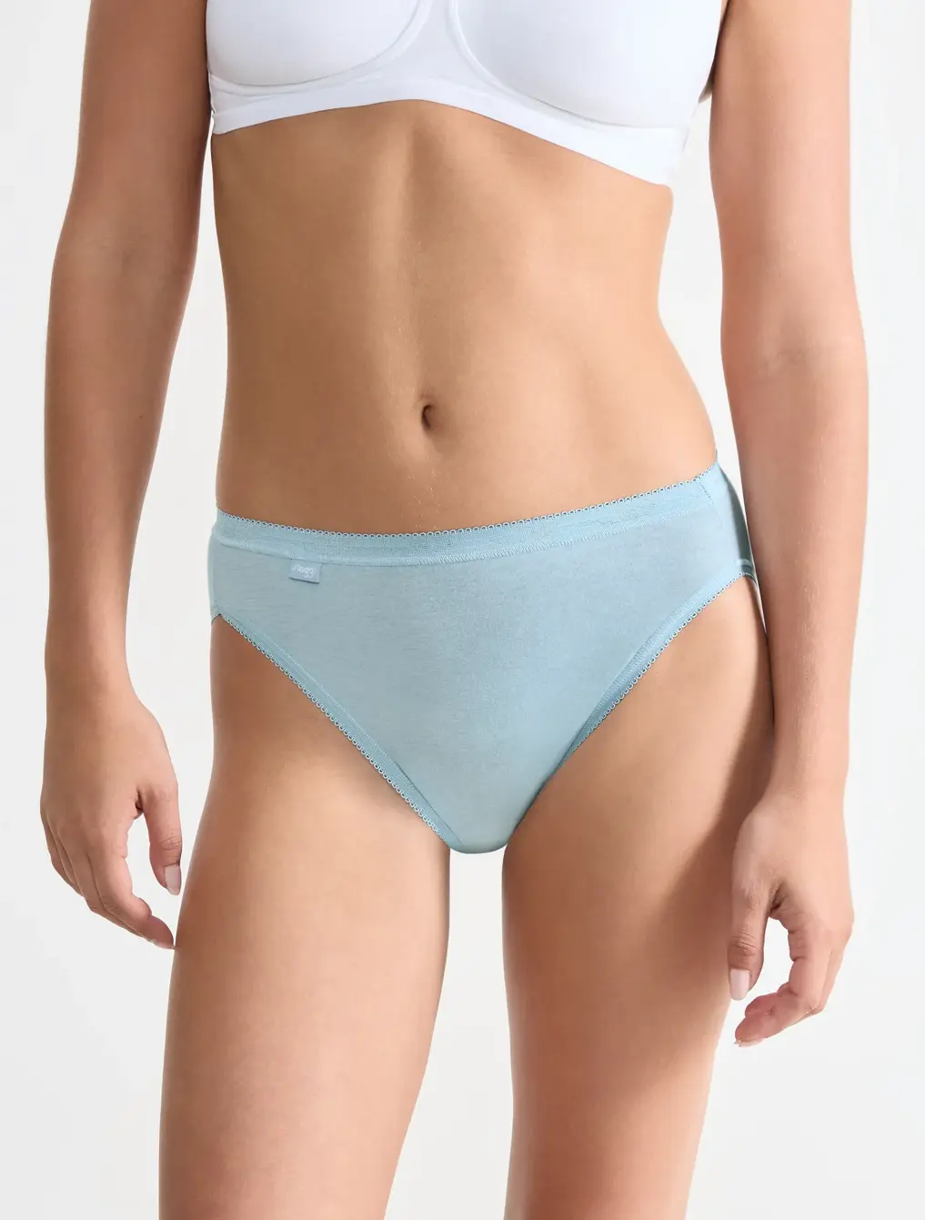 Front fit with classic Tai coverage
