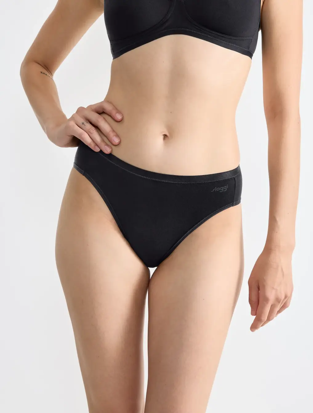 Front fit of the black Tai brief