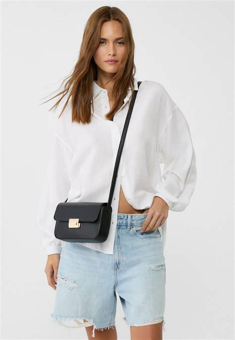 Stradivarius Cross body bag - black - Zalando