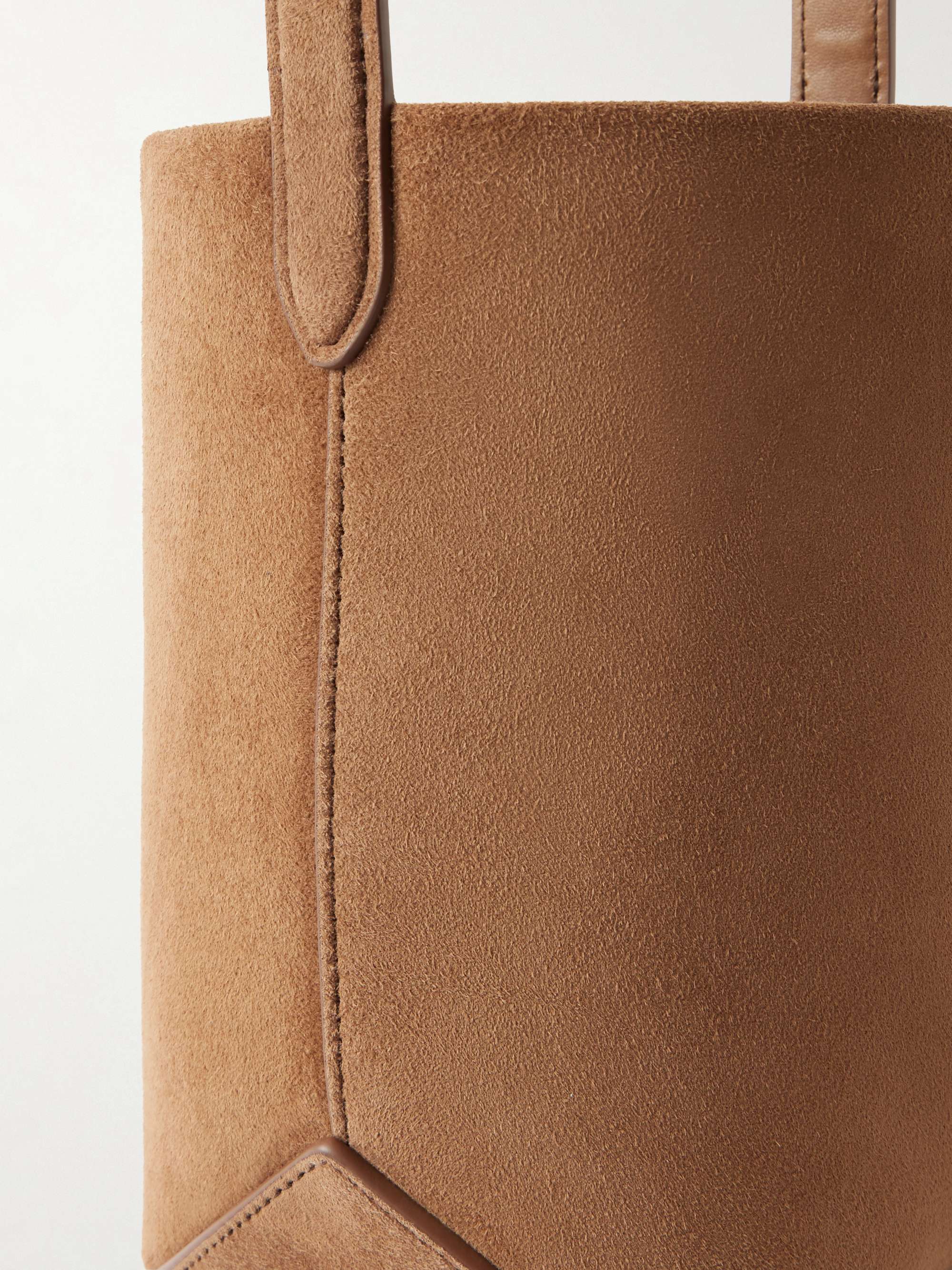 Detail of the single strap and tonal signature