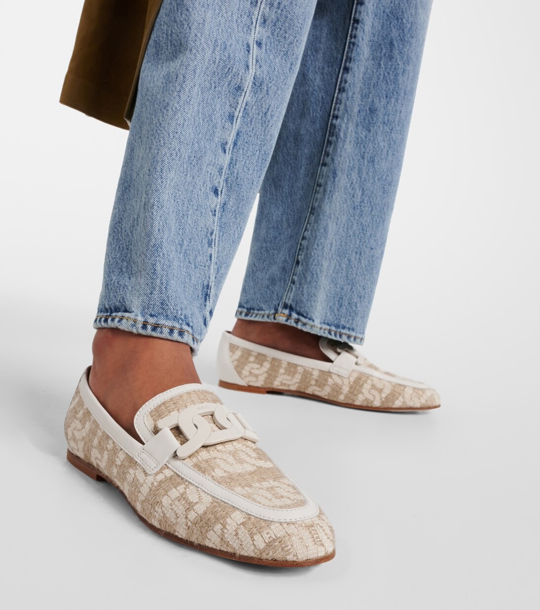 Beige on foot