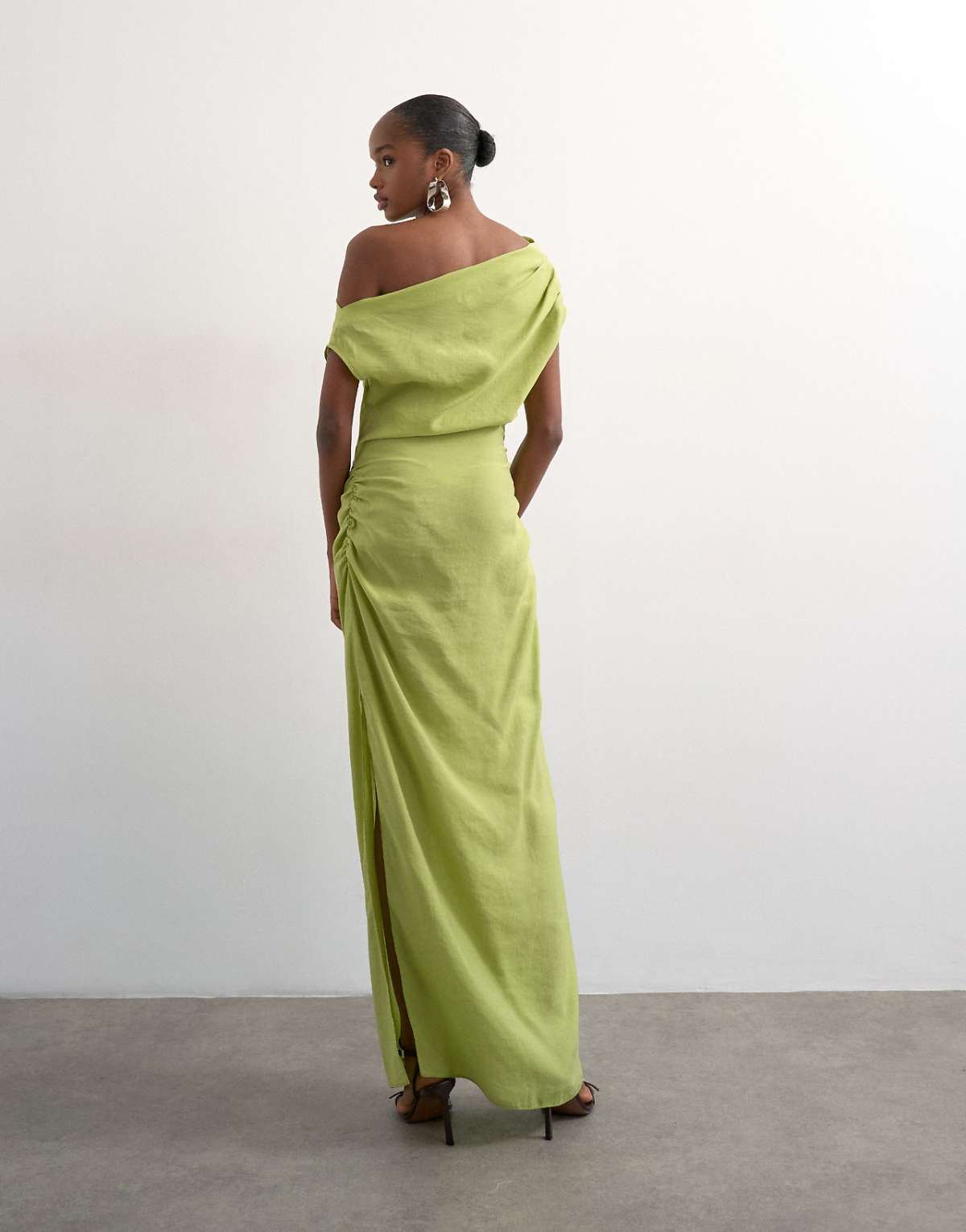 Back view with the grown-on shoulder line