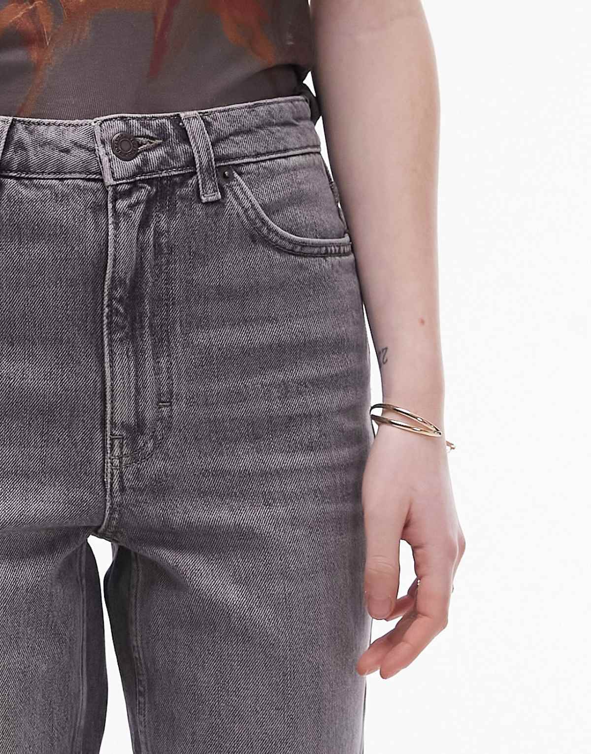 Front-rise and pocket close-up