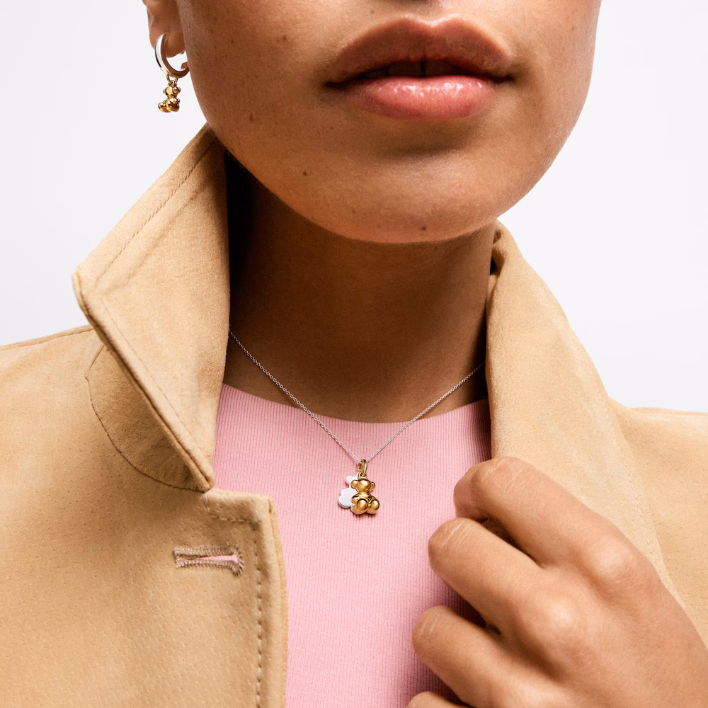 neckline closeup
