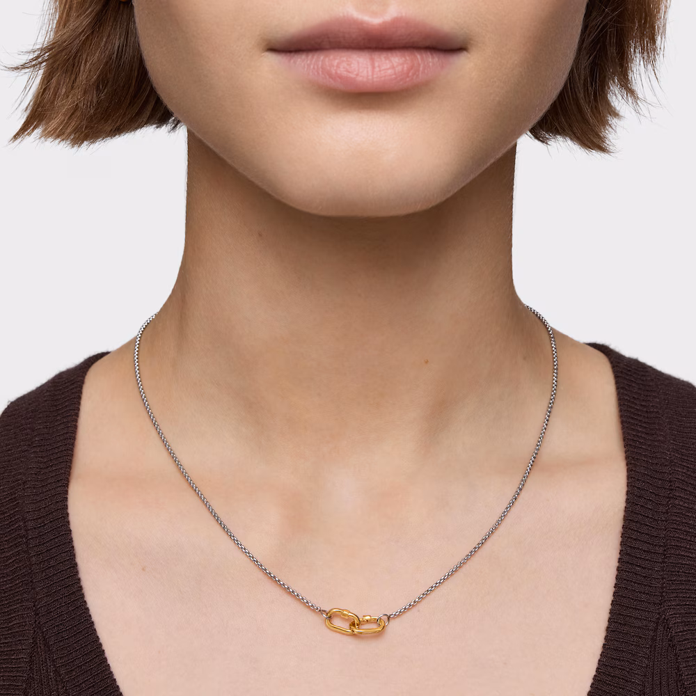 neckline closeup