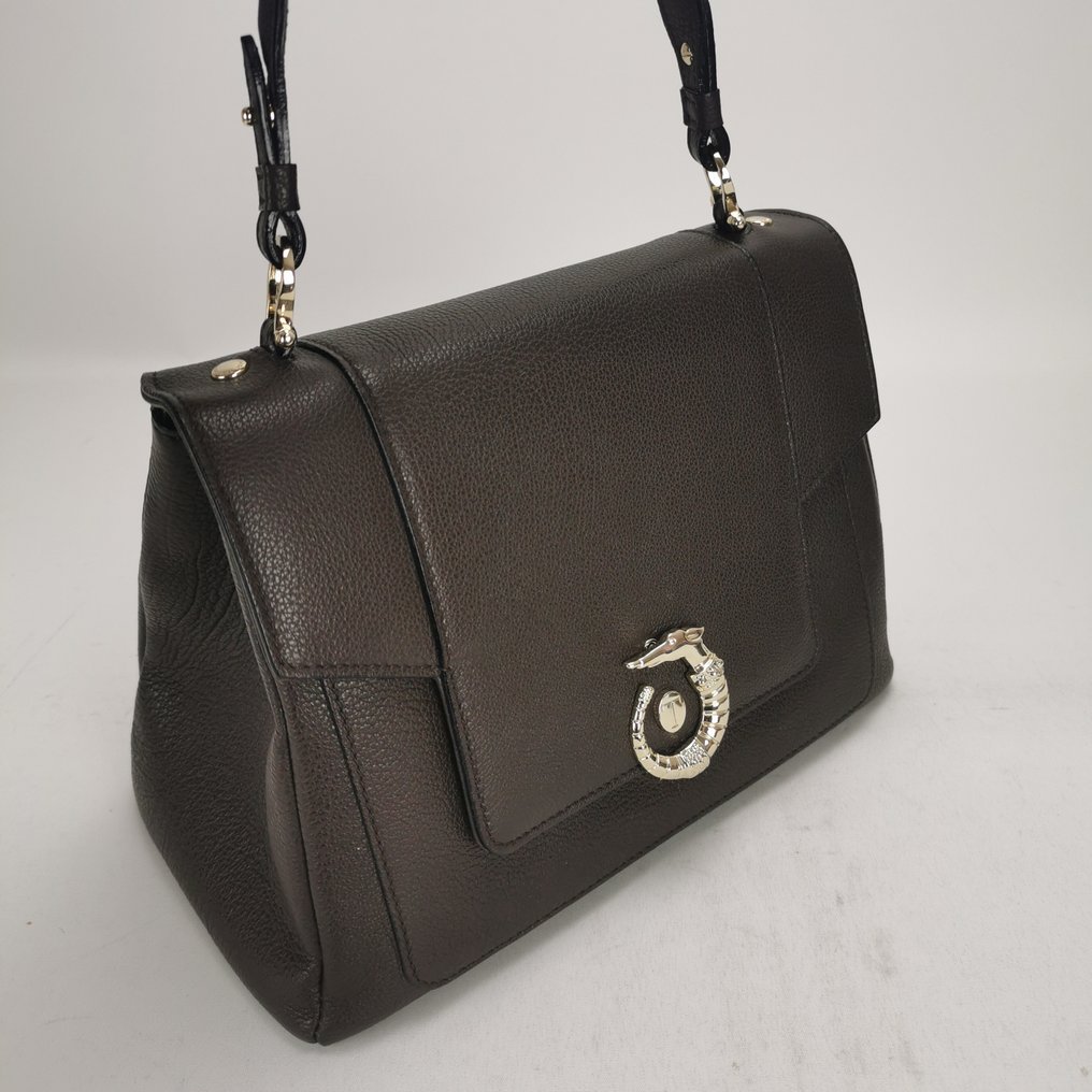 Authenticated resale close view