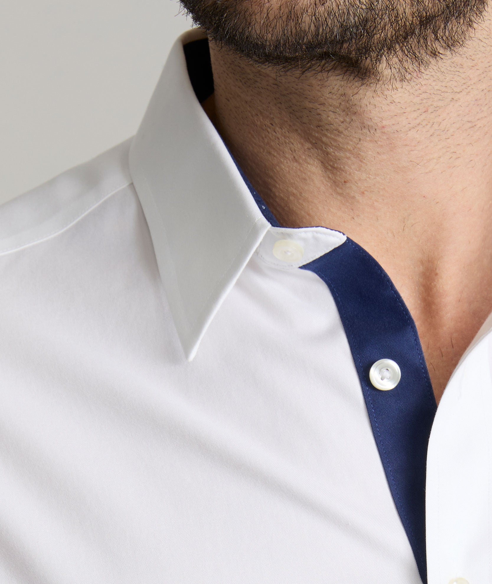 Hem detail with the signature sail logo