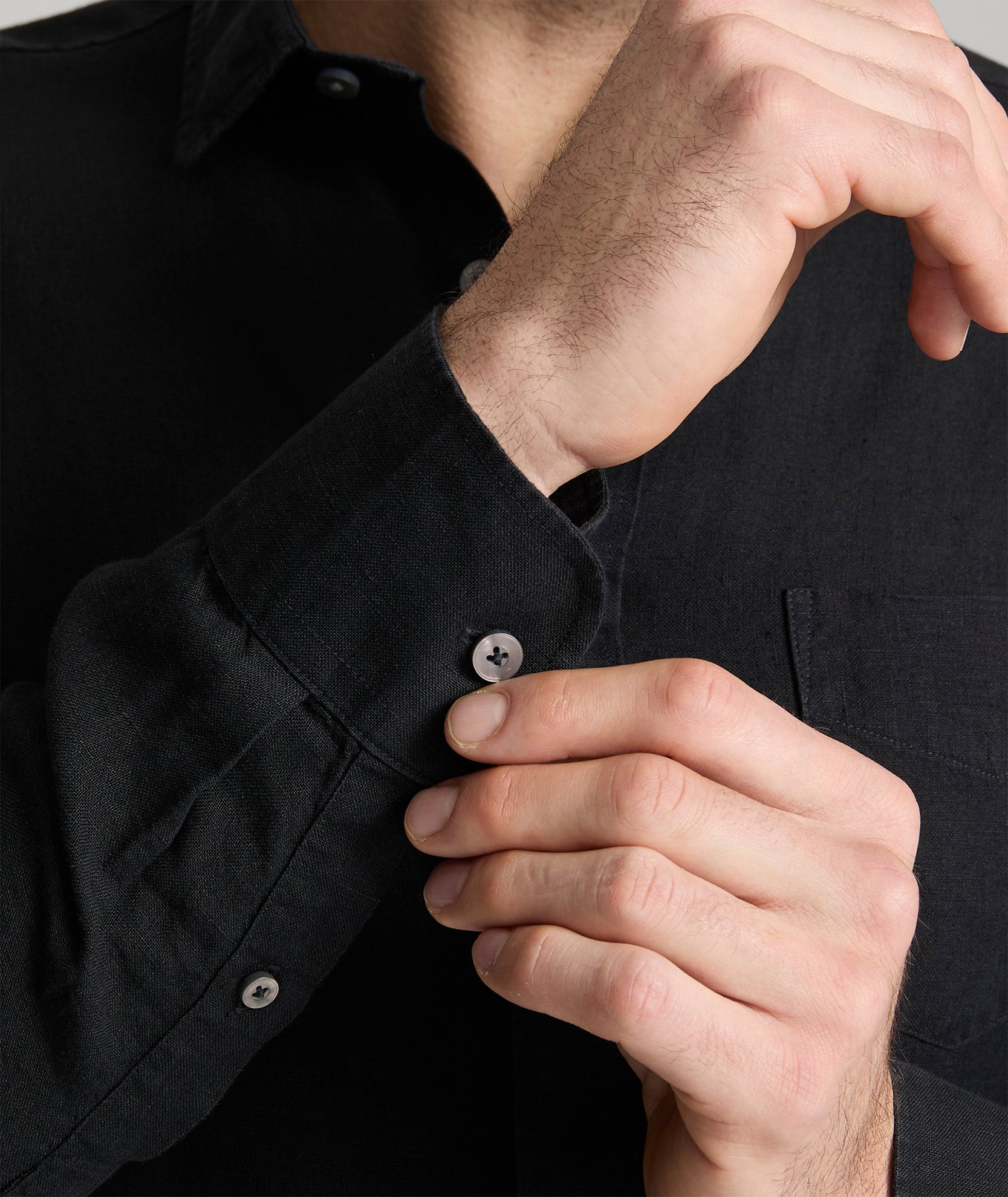 Back view in solid linen