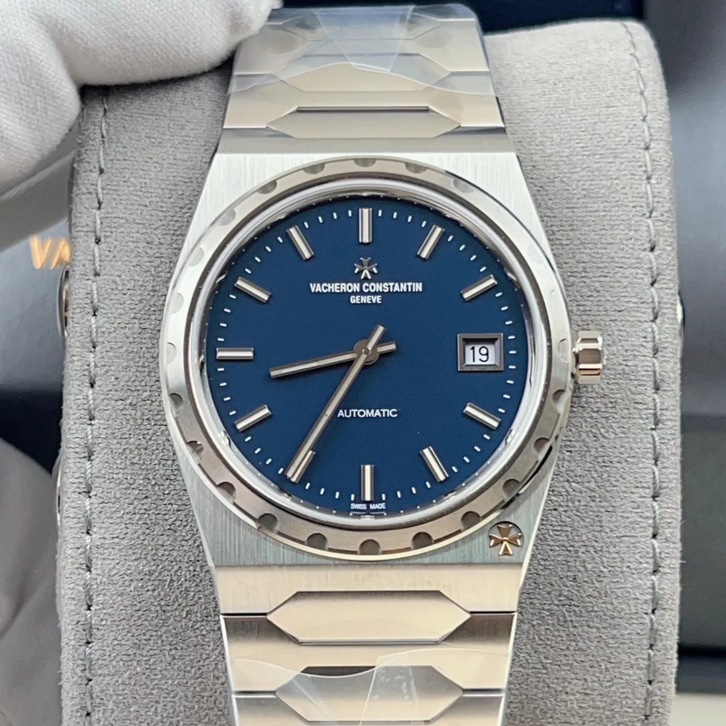 caseback or bracelet detail