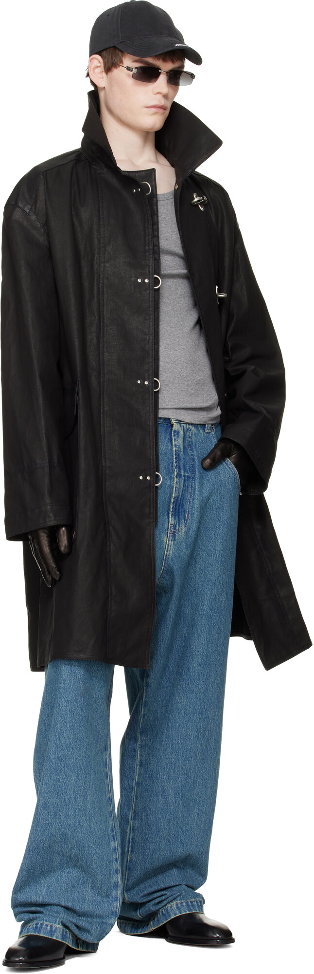 three-quarter view with flap pockets