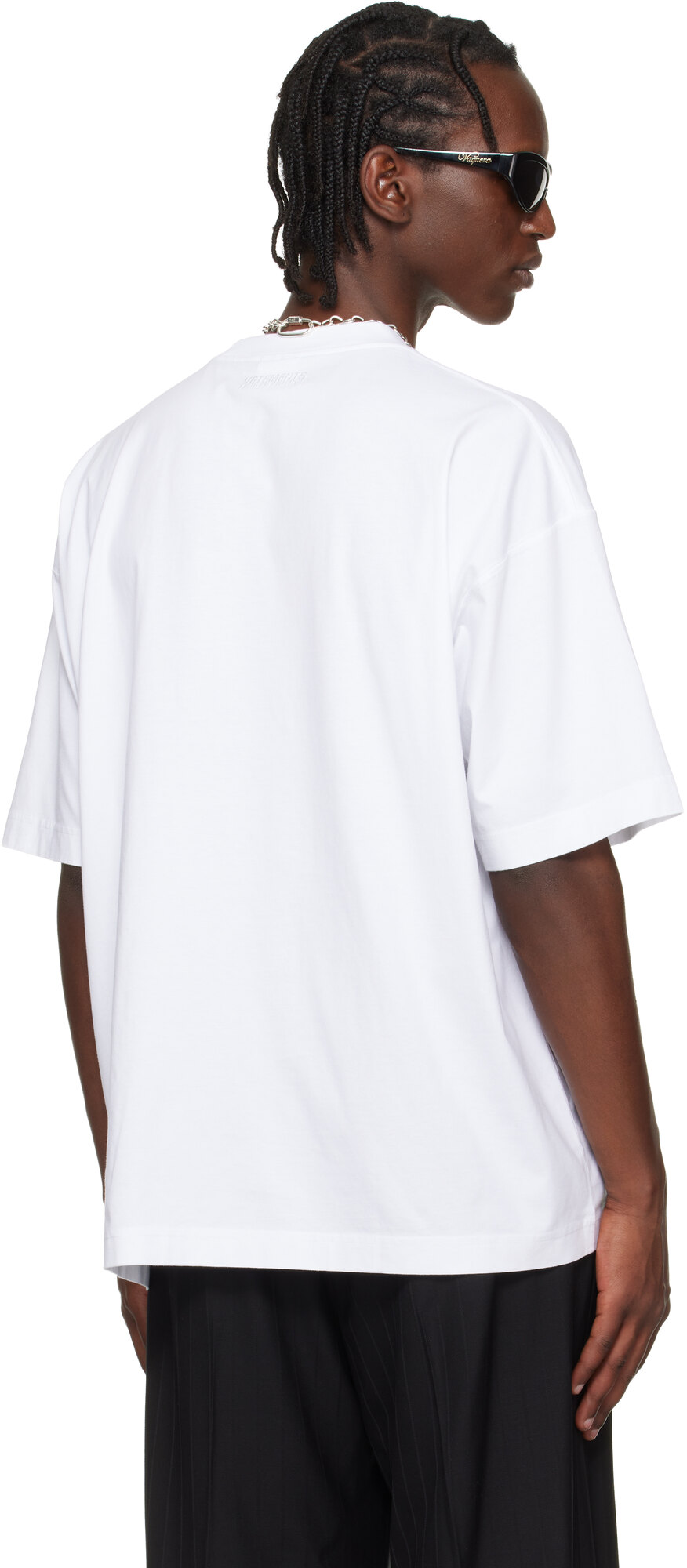 rear view with collar logo