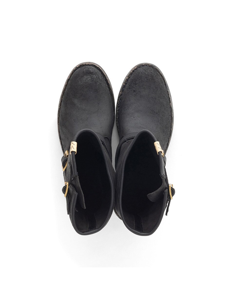 Side view with rugged outsole