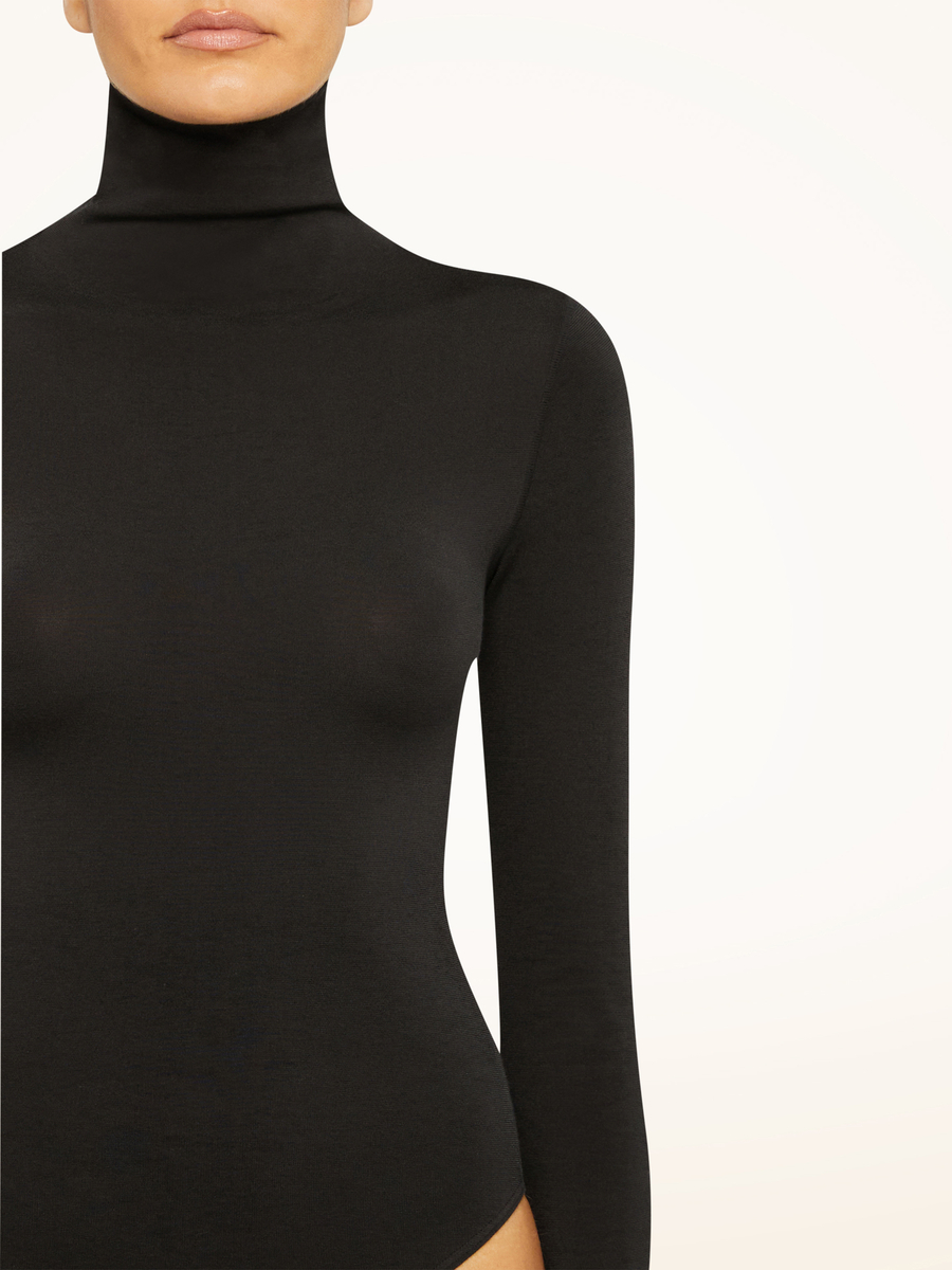 neckline detail