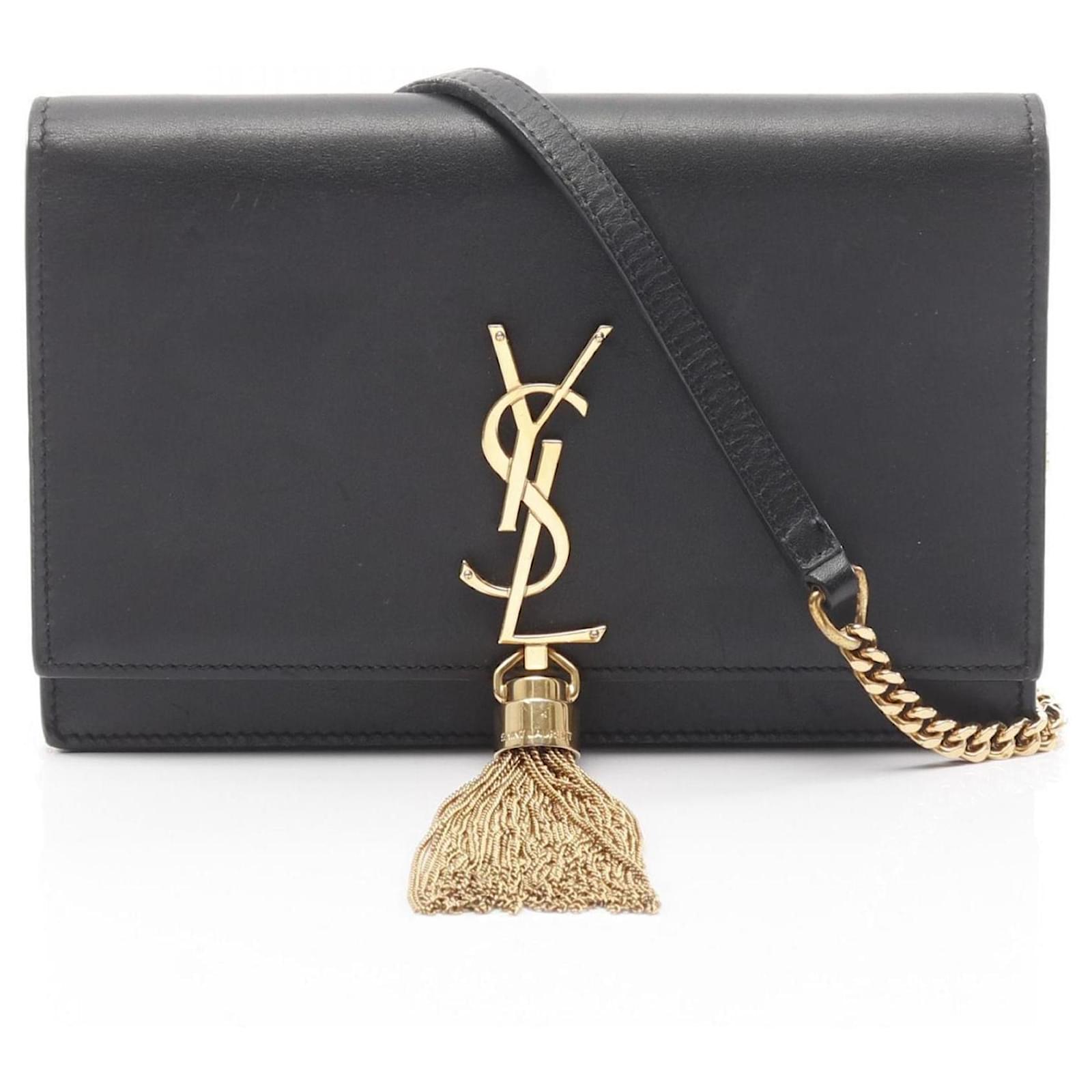 Carried on the curb chain — the everyday-into-evening proportion