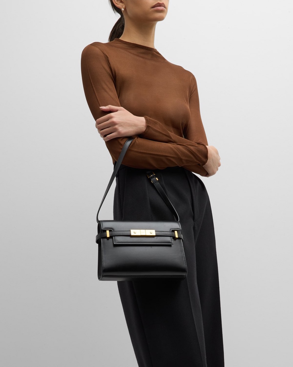 Black box leather on the adjustable shoulder strap