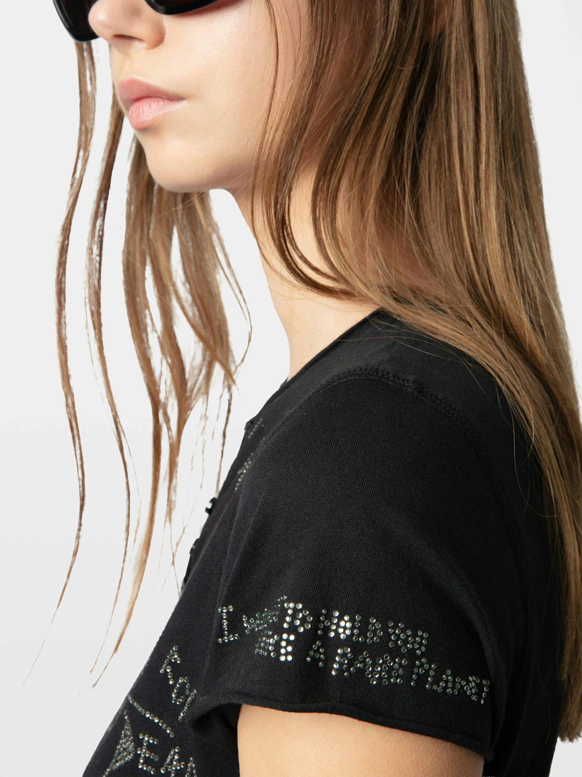 neckline detail
