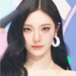 Ningning's Cooling Lemon Gold Eye Makeup Breaks the Norm of Earth Tones, Showcasing a Lively Fairy Style