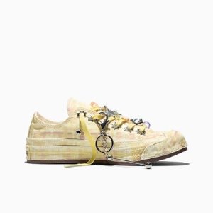 Converse Collaborates on New Official Release: Knee-High Boots and Star Charm Capture the Hearts of Girls