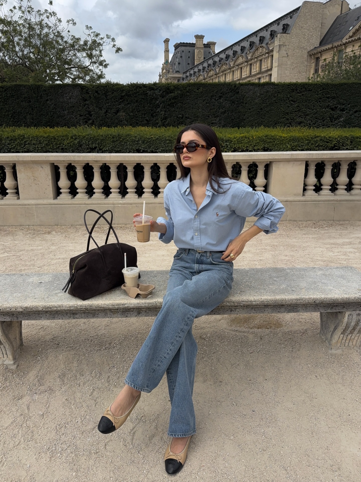 Creator @andreiagvr wearing a light blue button-down fully tucked into straight-leg jeans with ballet flats