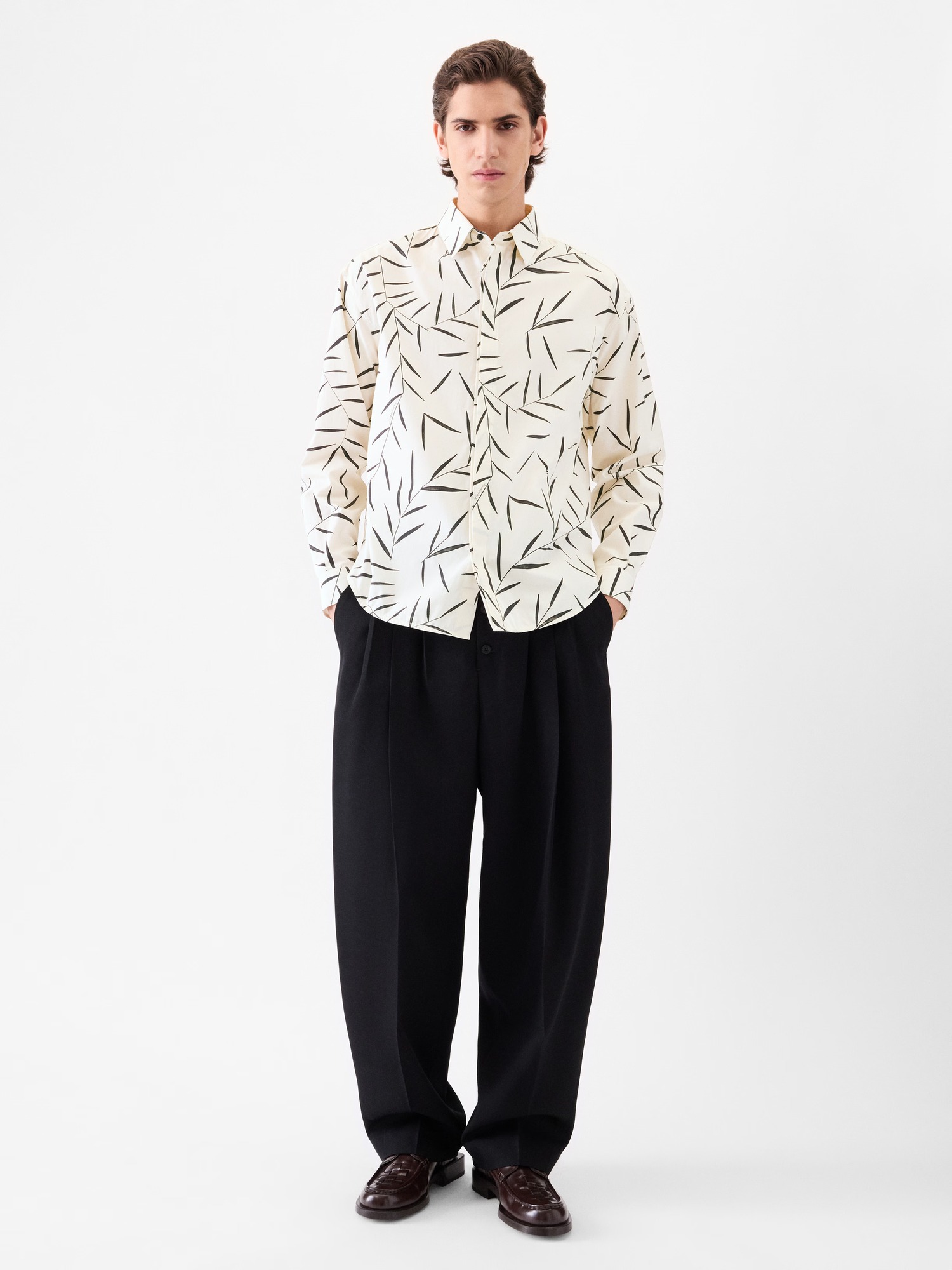 Jacquemus The Simon long-sleeve shirt in printed cotton poplin, official product image showing the straight fit