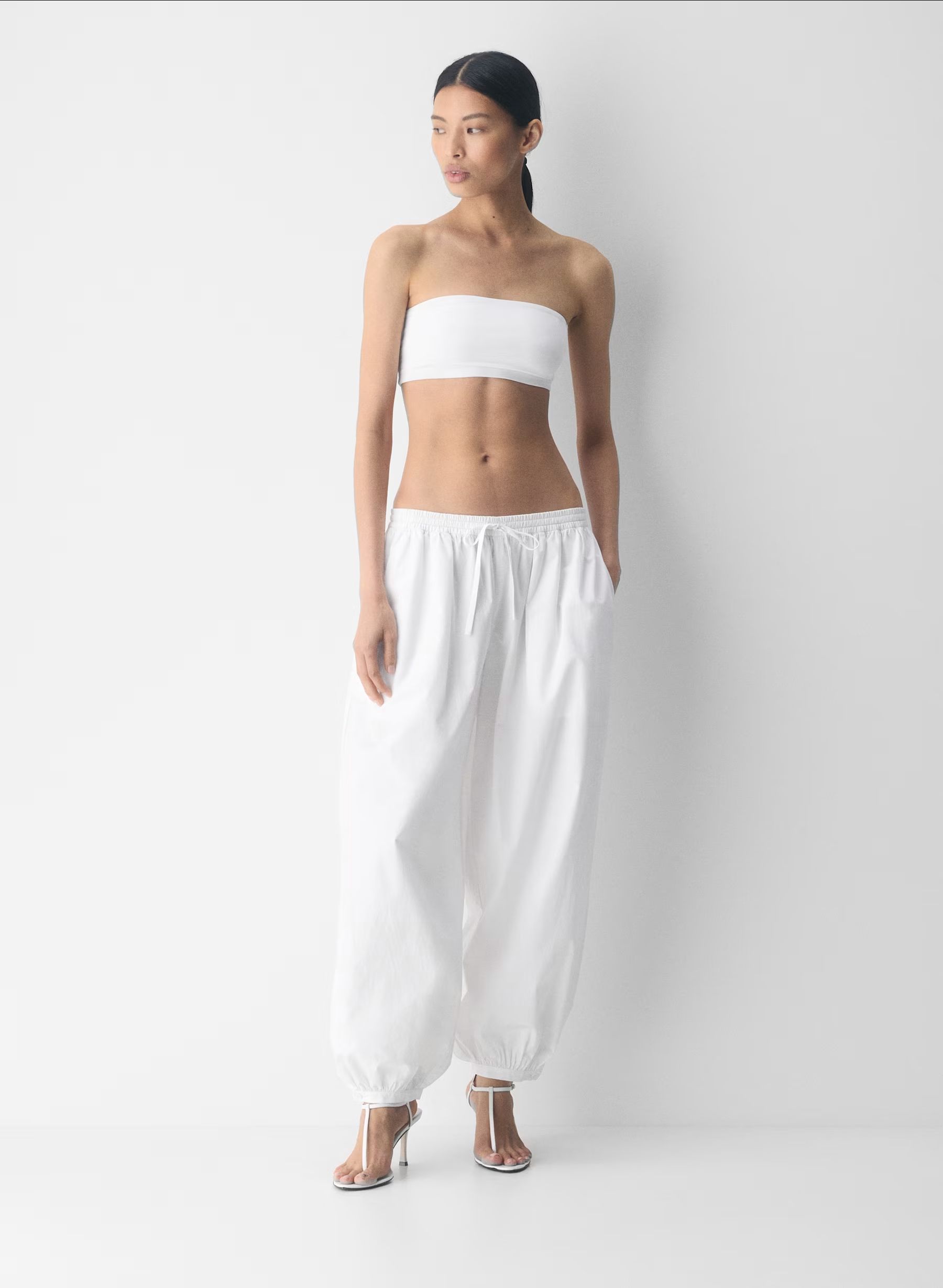 Model wearing the white Aritzia Original Contour Sublime Bandeau