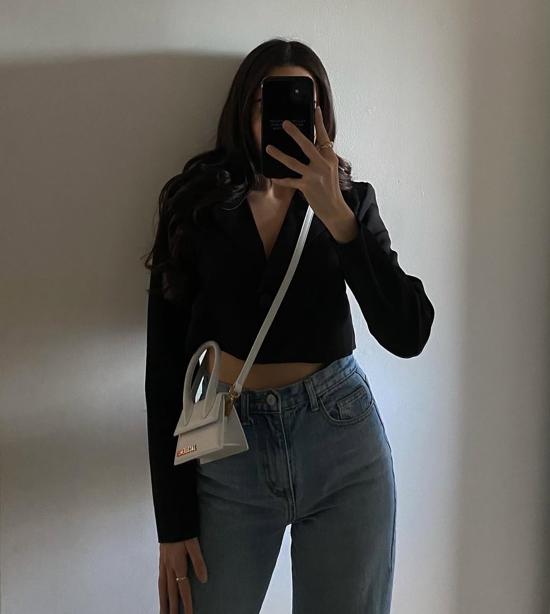 Creator @alexandraedias styling a white Jacquemus Le Chiquito bag